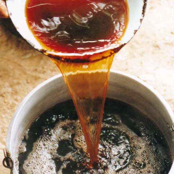 茶色の泥染めの工程2 シピボ族の泥染め-アマゾン屋-