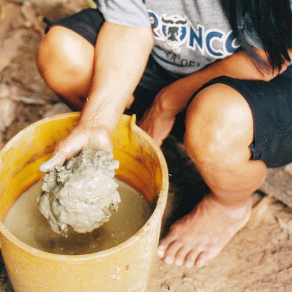 茶色の泥染めの工程4 シピボ族の泥染め-アマゾン屋-