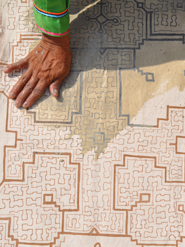 シピボ族の泥染め-アマゾン屋 - アマゾン・シピボ族の泥染め