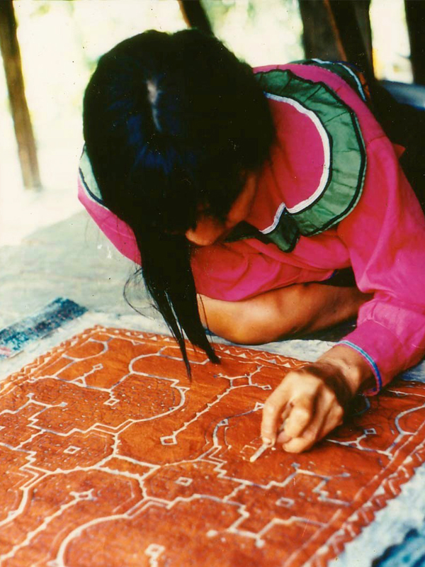 シピボ族の泥染め-アマゾン屋 - アマゾン・シピボ族の泥染め