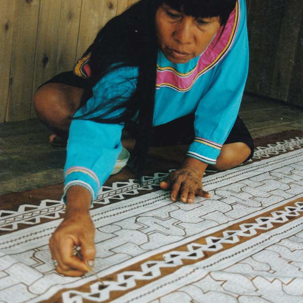 白地の泥染めの工程1 シピボ族の泥染め-アマゾン屋-