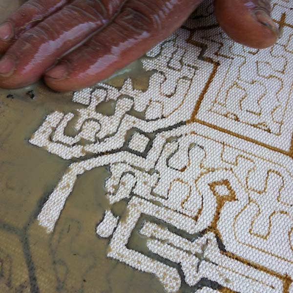 白地の泥染めの工程2 シピボ族の泥染め-アマゾン屋-