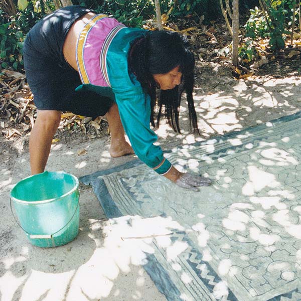 白地の泥染めの工程5 シピボ族の泥染め-アマゾン屋-