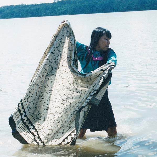 白地の泥染めの工程6 シピボ族の泥染め-アマゾン屋-