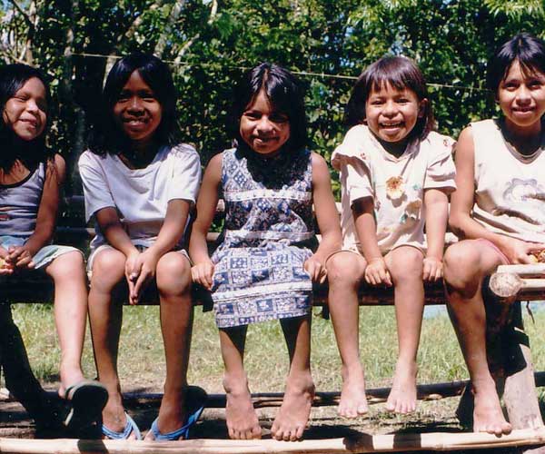 シピボ族の子供たちの笑顔-アマゾン屋 - アマゾン・シピボ族の泥染め