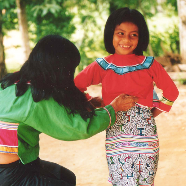 シピボ族の人々-アマゾン屋 - アマゾン・シピボ族の泥染め