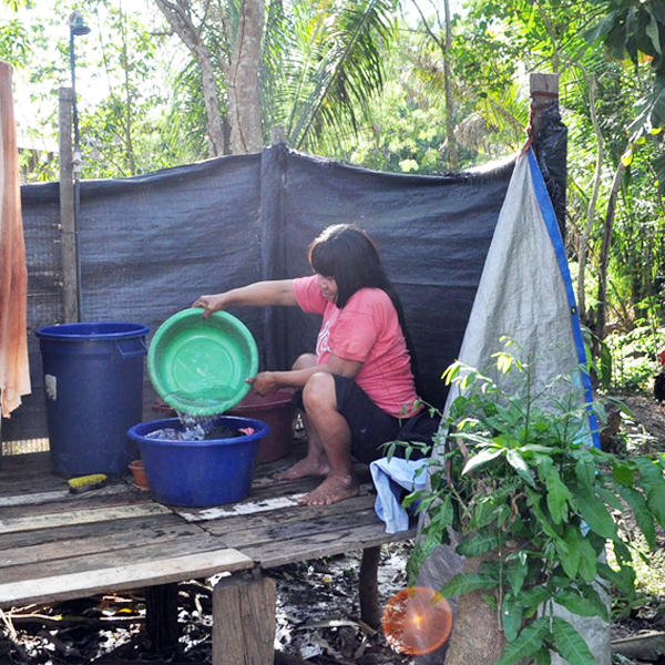 シピボ族の人々-アマゾン屋 - アマゾン・シピボ族の泥染め