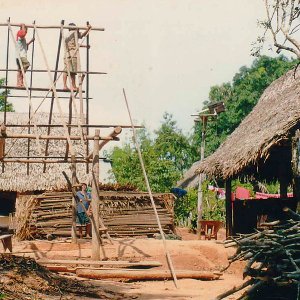 シピボ族の人々-アマゾン屋 - アマゾン・シピボ族の泥染め